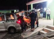 Petugas Inafis Polres Lingga mengevakuasi jenazah perempuan yang terkubur di halaman rumah warga Setajam, Dabo.