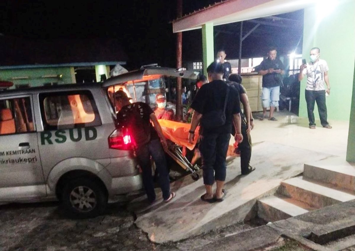 Petugas Inafis Polres Lingga mengevakuasi jenazah perempuan yang terkubur di halaman rumah warga Setajam, Dabo.