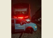 Insiden maut tersebut diduga kuat berawal dari adanya kendala teknis pada sistem perkeretaapian setelah sebuah taksi hijau menemper rangkaian KRL di perlintasan sebidang.