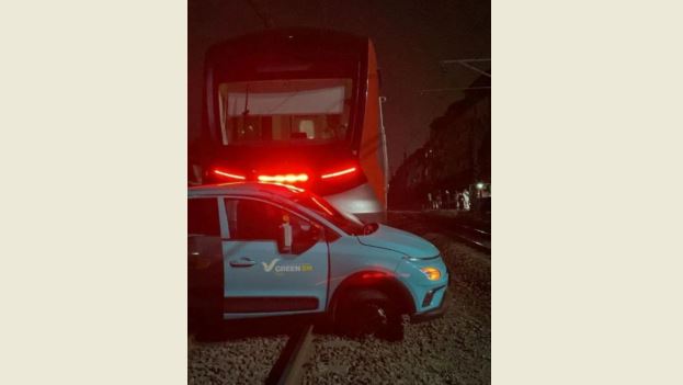 Insiden maut tersebut diduga kuat berawal dari adanya kendala teknis pada sistem perkeretaapian setelah sebuah taksi hijau menemper rangkaian KRL di perlintasan sebidang.