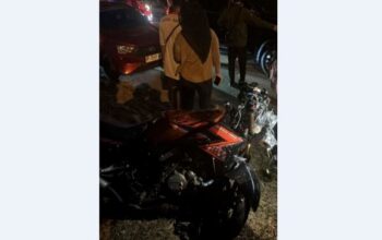 Kondisi motor sport ringsek usai tabrak belakang mobil lori yang mogok di lajur kanan bawah JPO Top 100 Tembesi Batam.