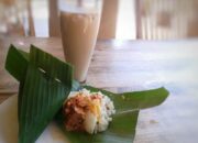 Nasi dagang khas Kepulauan Riau dibungkus daun pisang berbentuk kerucut