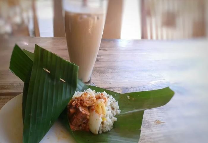 Nasi dagang khas Kepulauan Riau dibungkus daun pisang berbentuk kerucut