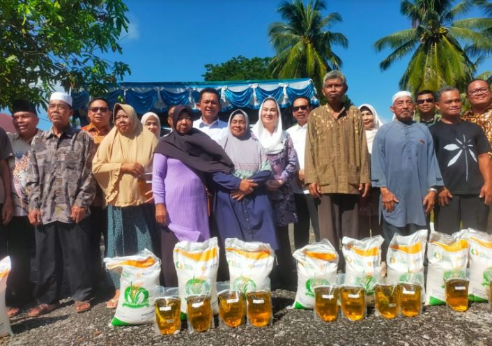 Gubernur Ansar Ahmad dan Bupati Cen Sui Lan menyerahkan bantuan beras dan minyak goreng kepada warga.