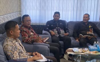 Ombudsman Kepri kunjungi Kantor Camat Batu Ampar pantau layanan KTP dan masalah air bersih.