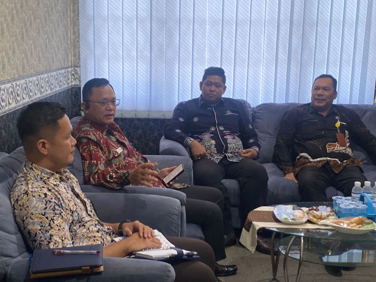 Ombudsman Kepri kunjungi Kantor Camat Batu Ampar pantau layanan KTP dan masalah air bersih.