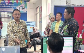 Diskusi Kepala Ombudsman Kepri Lagat Siadari dengan Camat Bengkong terkait penanganan keluhan air bersih dan sampah warga.