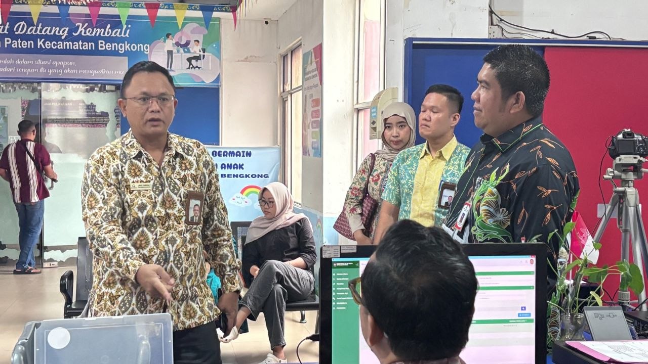 Diskusi Kepala Ombudsman Kepri Lagat Siadari dengan Camat Bengkong terkait penanganan keluhan air bersih dan sampah warga.