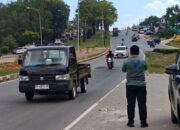 Petugas Ombudsman Kepri meninjau lokasi jalan ambles di atas Terowongan Pelita Batam.