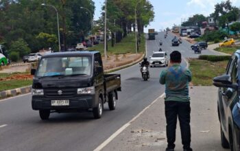 Petugas Ombudsman Kepri meninjau lokasi jalan ambles di atas Terowongan Pelita Batam.