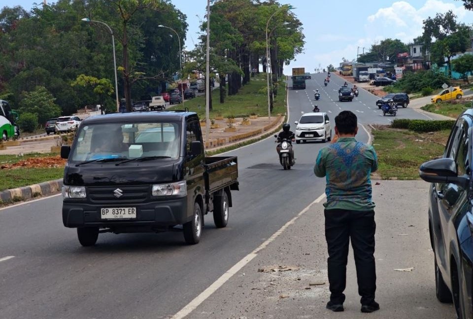 Petugas Ombudsman Kepri meninjau lokasi jalan ambles di atas Terowongan Pelita Batam.