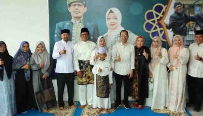 Momen Hangat Idul Fitri: Ketua DPRD Batam Kamaluddin dan Wali Kota Amsakar Achmad Kompak Sambut Warga di Open House