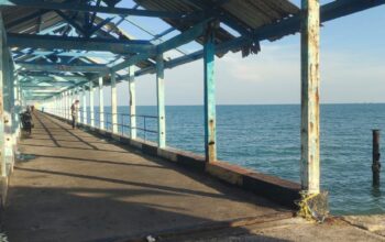 Kondisi jalan akses dermaga Pelabuhan Dabo Singkep yang hancur dan tidak terawat.