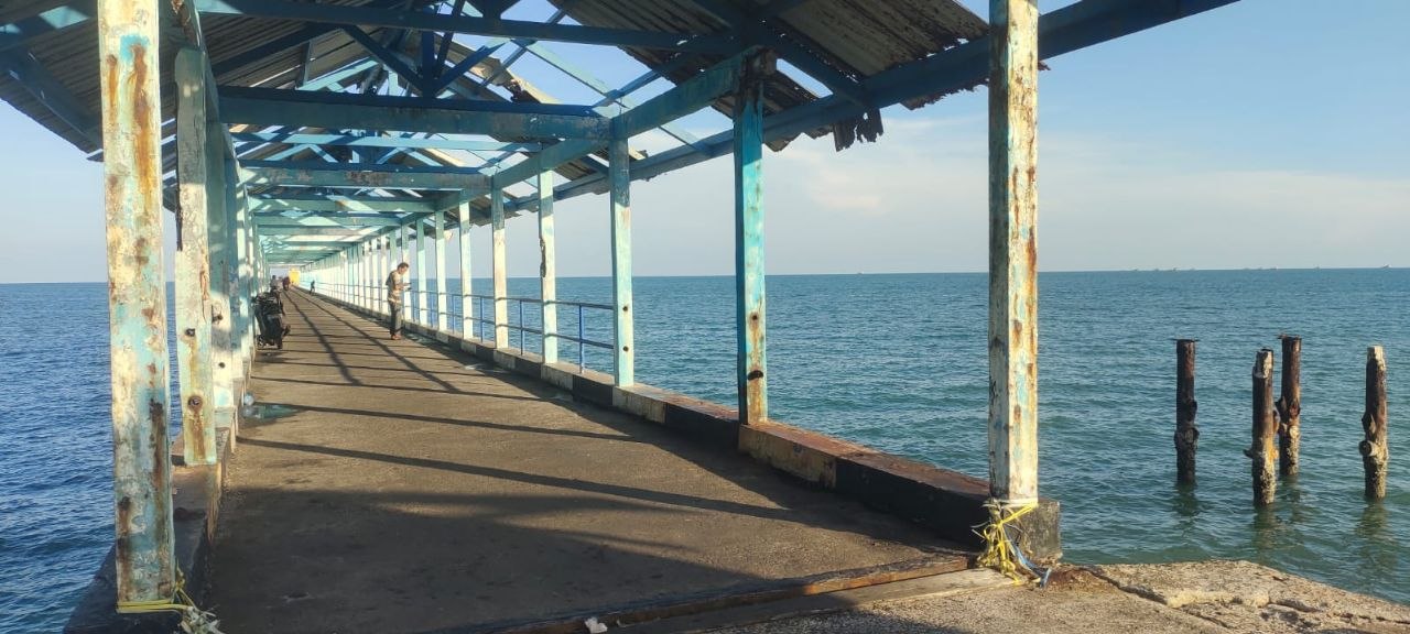 Kondisi jalan akses dermaga Pelabuhan Dabo Singkep yang hancur dan tidak terawat.