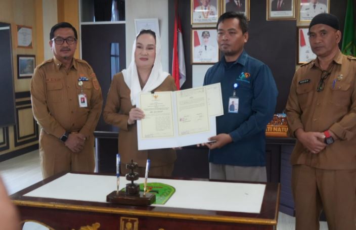 Bupati Natuna Cen Sui Lan dan Kepala BPS Natuna Wahyu Dwi Sugianto saat penandatanganan MoU data statistik 2026.