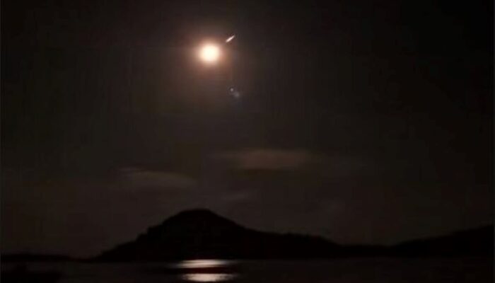 Penampakan benda mirip meteor di Natuna, Kepulauan Riau.