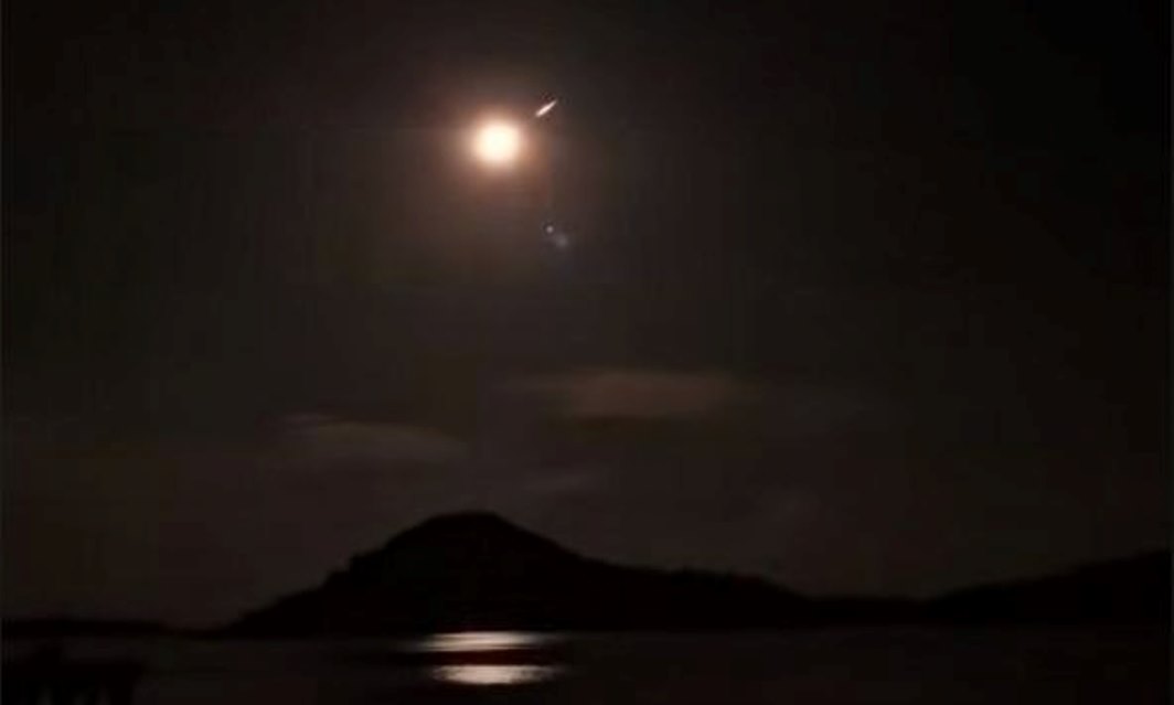 Penampakan benda mirip meteor di Natuna, Kepulauan Riau.