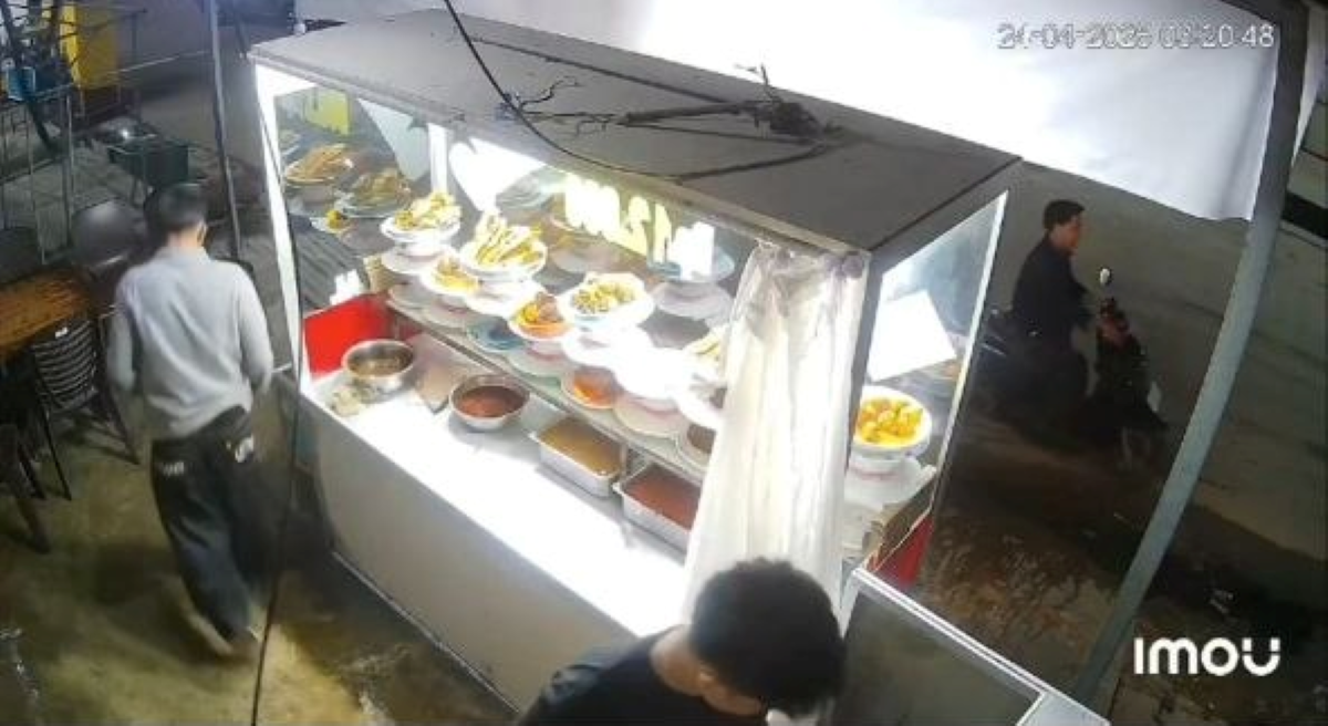 Aksi pelaku pencurian nasi bungkus di Batam melarikan diri menggunakan sepeda motor