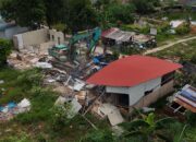 Alat berat ekskavator merobohkan bangunan liar di Kelurahan Sungai Binti Sagulung Batam saat penertiban oleh Tim Terpadu