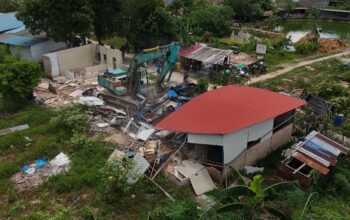 Alat berat ekskavator merobohkan bangunan liar di Kelurahan Sungai Binti Sagulung Batam saat penertiban oleh Tim Terpadu