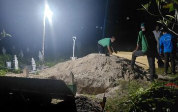 Kamis (30/4) malam, jenazah Diana, wanita malang tersebut akhirnya resmi dikuburkan secara layak. (Foto: Yudiar)