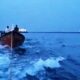 Perahu yang diawaki dua nelayan karimun ditarik oleh Tim SAR