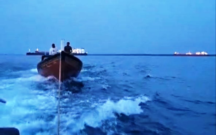 Perahu yang diawaki dua nelayan karimun ditarik oleh Tim SAR