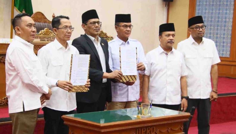 Ketua DPRD Batam Kamaluddin dan Wali Kota Amsakar Achmad menandatangani dokumen pengesahan Perda Adminduk di ruang sidang utama.