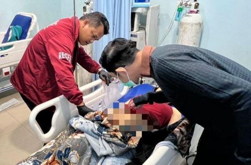 Polisi melakukan pemeriksaan pada jasad korban saat di RS Graha Hermine.
