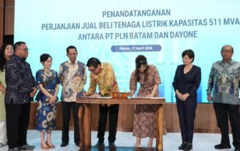 Penandatanganan Nota Kesepahaman (MoU) terkait Kerja Sama Pengembangan PLTS Terapung dengan total kapasitas mencapai 200 MWp di Auditorium Balairung Sari, BP Batam, Jumat (17/4/2026).