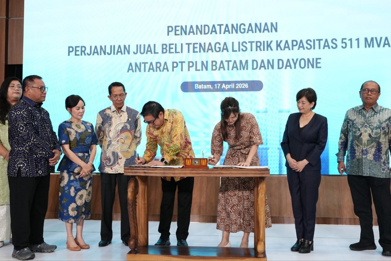 Penandatanganan Nota Kesepahaman (MoU) terkait Kerja Sama Pengembangan PLTS Terapung dengan total kapasitas mencapai 200 MWp di Auditorium Balairung Sari, BP Batam, Jumat (17/4/2026).