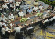 Potret serius Amsakar Achmad saat mendengar masukan dari para konglomerat Kepri dalam forum strategis di Balairungsari.