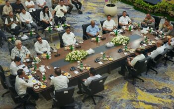 Potret serius Amsakar Achmad saat mendengar masukan dari para konglomerat Kepri dalam forum strategis di Balairungsari.