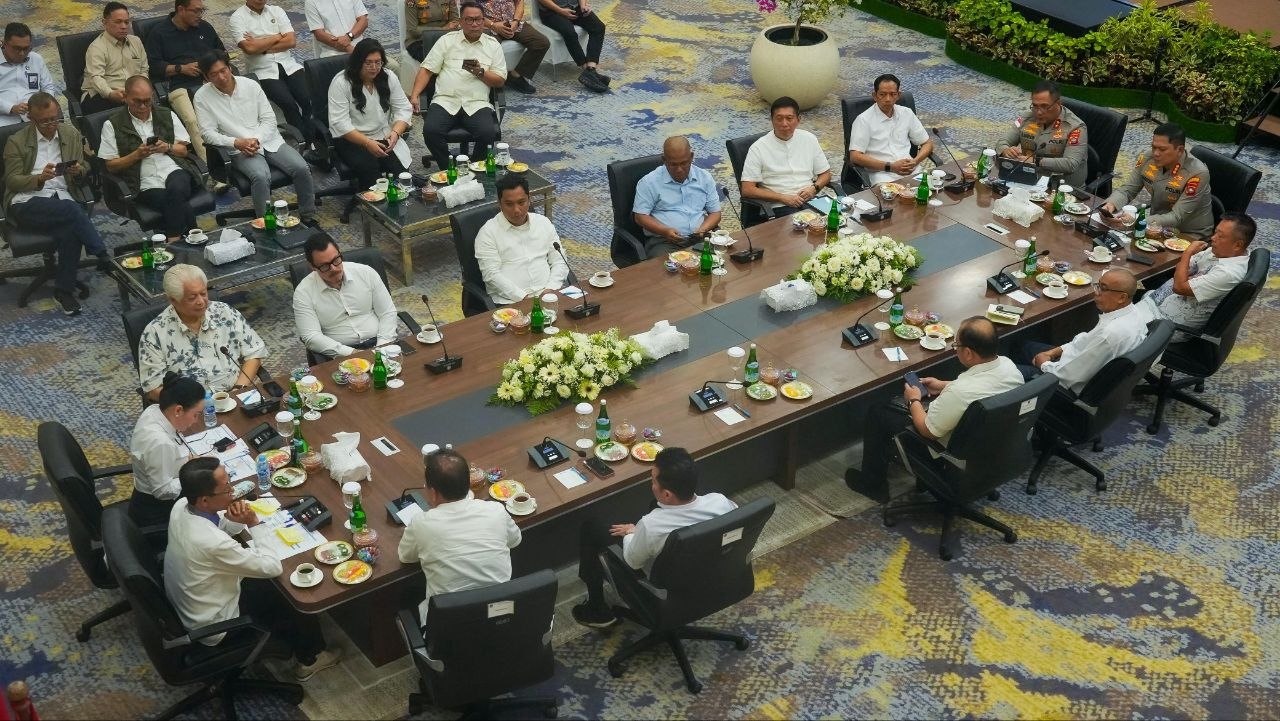 Potret serius Amsakar Achmad saat mendengar masukan dari para konglomerat Kepri dalam forum strategis di Balairungsari.