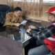 Petugas PLN memberikan edukasi keselamatan listrik kepada warga di pesisir Pulau Lingga.