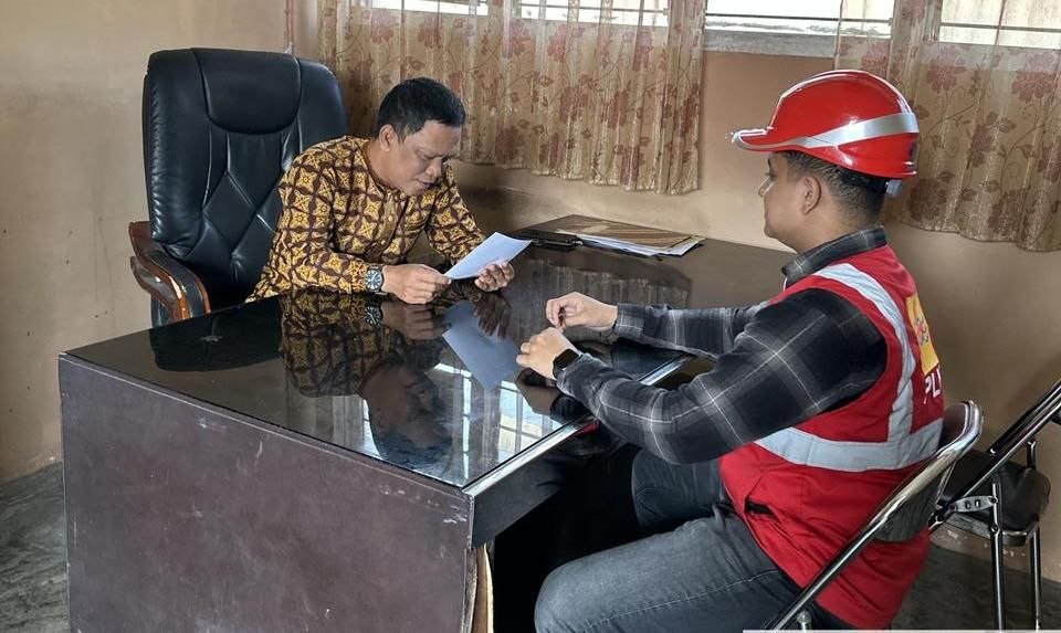 Petugas PLN memberikan edukasi keselamatan listrik kepada warga di pesisir Pulau Lingga.