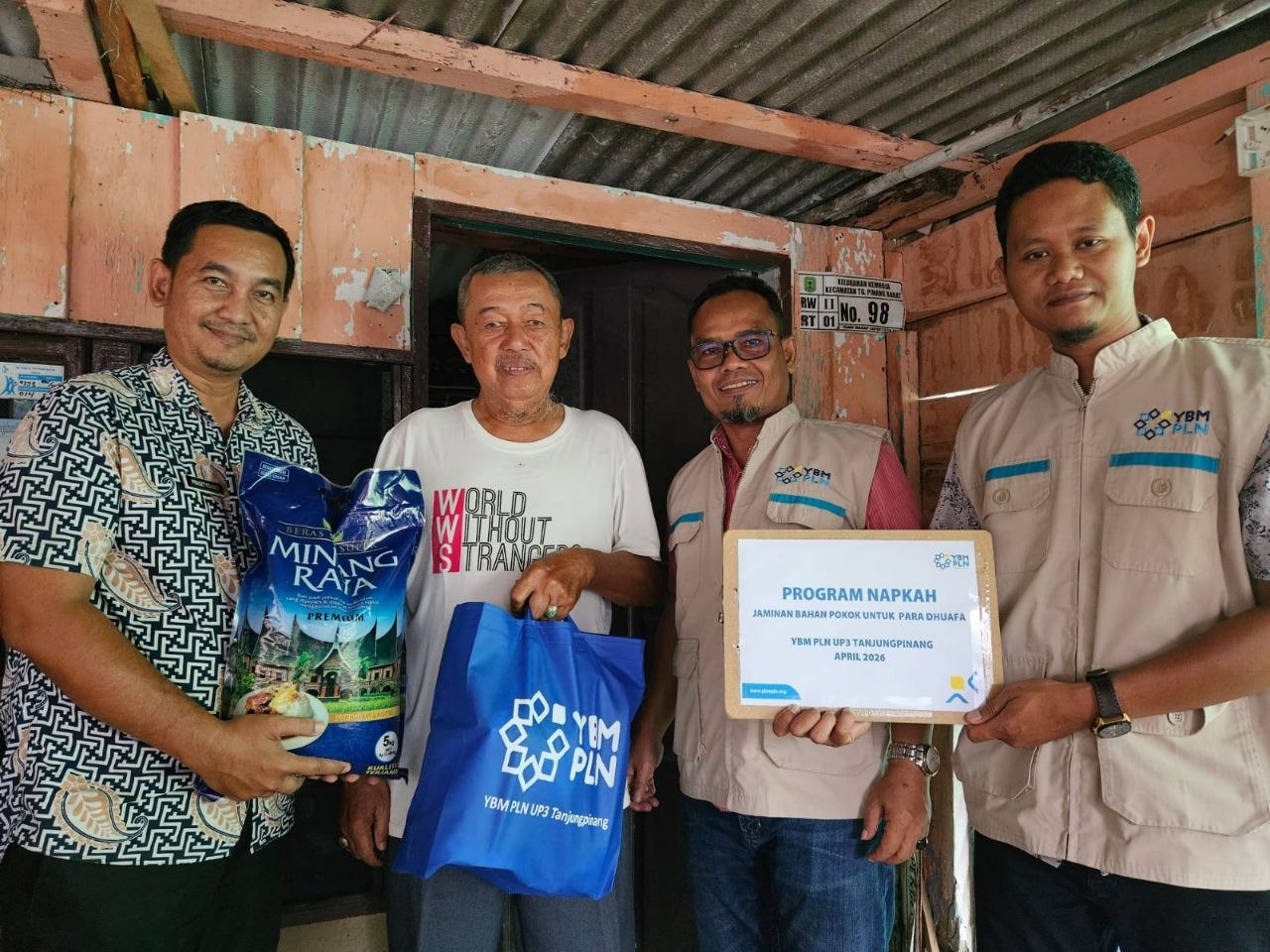 Penyerahan bantuan YBM PLN UID Riau dan Kepri secara simbolis kepada pengurus panti asuhan sebagai bentuk aksi sosial kemanusiaan.
