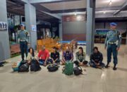 Tim Lanal Tanjung Balai Karimun saat memeriksa speed boat biru yang digunakan untuk menyelundupkan PMI non-prosedural di pesisir pantai Coastal Area.