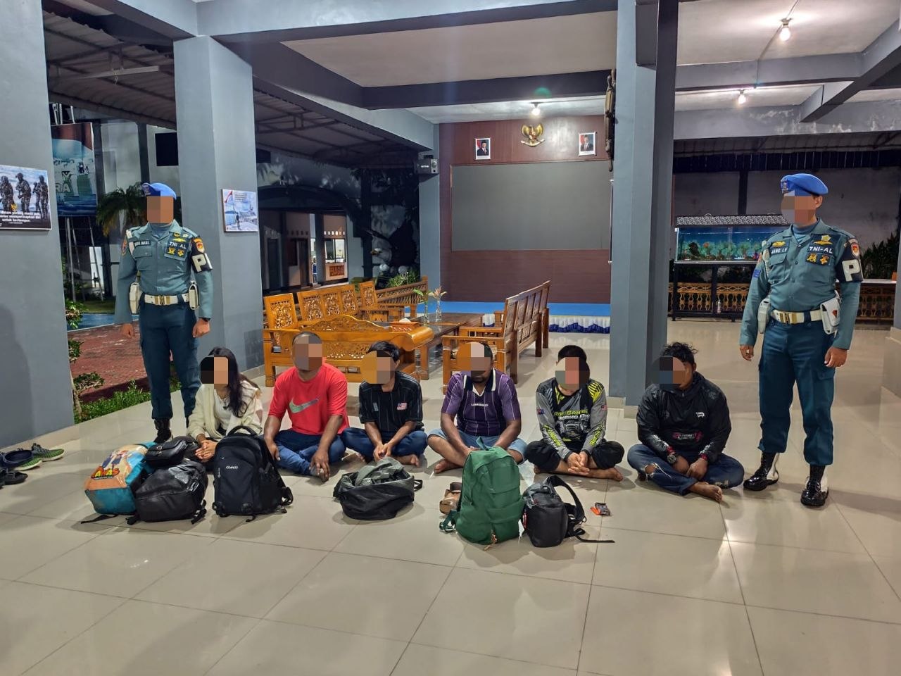 Tim Lanal Tanjung Balai Karimun saat memeriksa speed boat biru yang digunakan untuk menyelundupkan PMI non-prosedural di pesisir pantai Coastal Area.