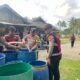 Personel Polres Natuna menyalurkan bantuan 8.000 liter air bersih ke rumah warga Desa Pengadah saat musim kemarau 2026.