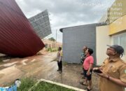 Kondisi atap rumah terbang tersangkut kabel listrik akibat puting beliung di Cipta Green Mansion Batam