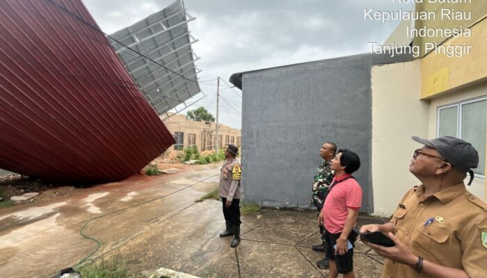 Puting Beliung Terjang Cipta Green Mansion Batam, Atap Rumah Terbang Tersangkut Kabel PLN