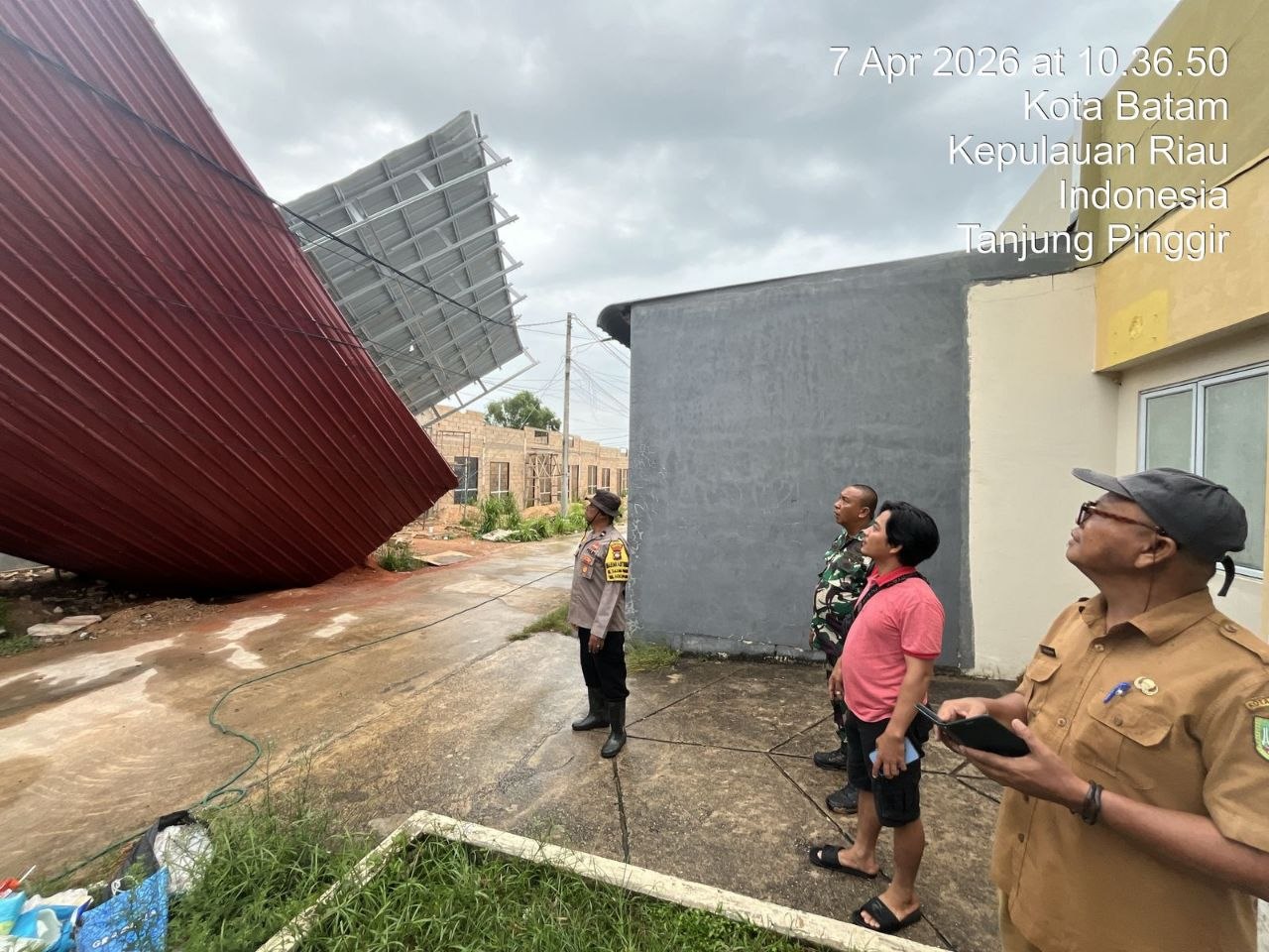 Kondisi atap rumah terbang tersangkut kabel listrik akibat puting beliung di Cipta Green Mansion Batam