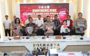 Kapolda Kepri Irjen Pol Asep Safrudin dan Walikota Batam pimpin konferensi pers pengungkapan kasus Rayap Besi di Polresta Barelang.