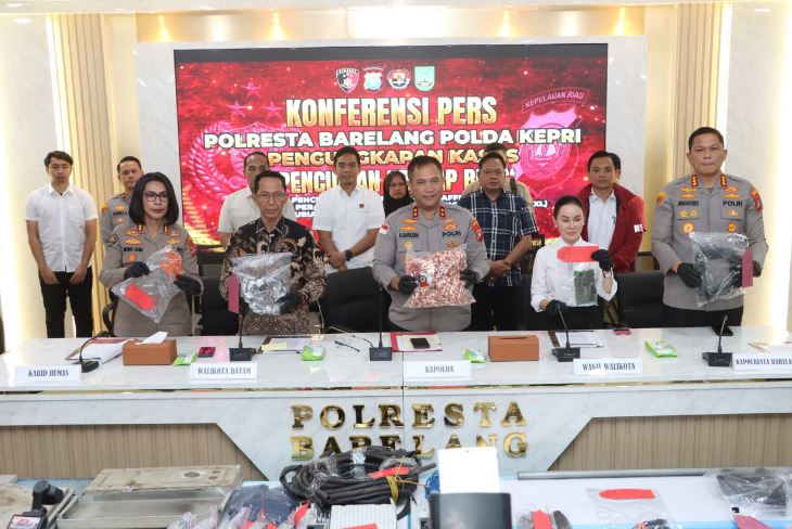 Kapolda Kepri Irjen Pol Asep Safrudin dan Walikota Batam pimpin konferensi pers pengungkapan kasus Rayap Besi di Polresta Barelang.