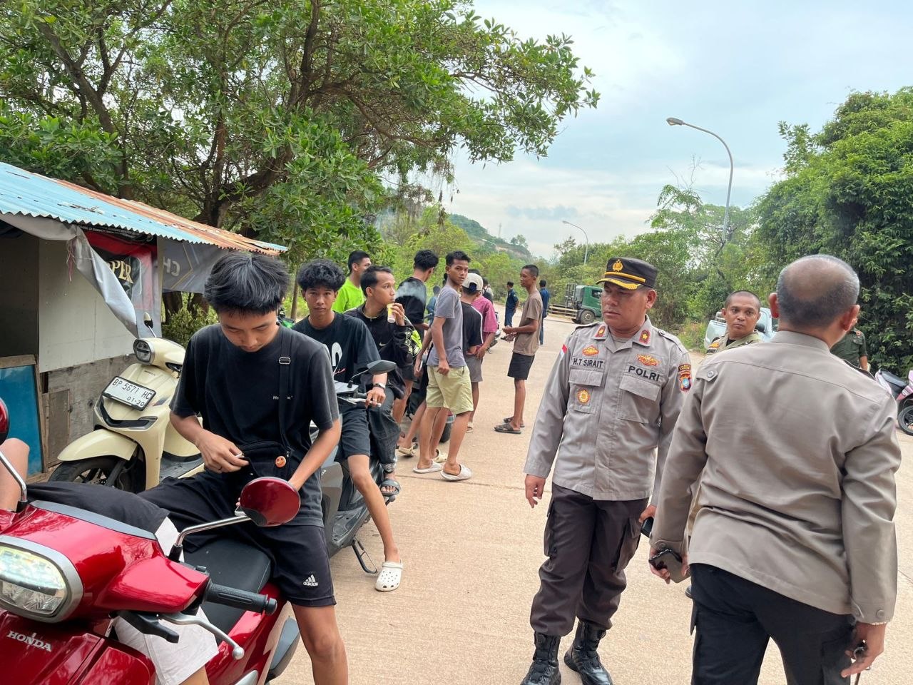 Polsek Sekupang dan personel gabungan amankan puluhan motor knalpot brong saat razia balap liar