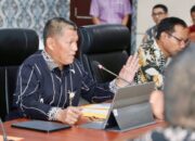 Sekda Batam Firmansyah memimpin rapat efisiensi anggaran belanja daerah di Kantor Wali Kota