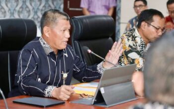 Sekda Batam Firmansyah memimpin rapat efisiensi anggaran belanja daerah di Kantor Wali Kota