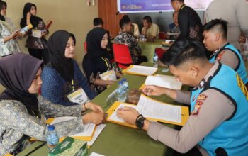 Suasana pemeriksaan administrasi (Rikmin) awal calon siswa Bintara Polri di Polres Kepulauan Anambas 2026.
