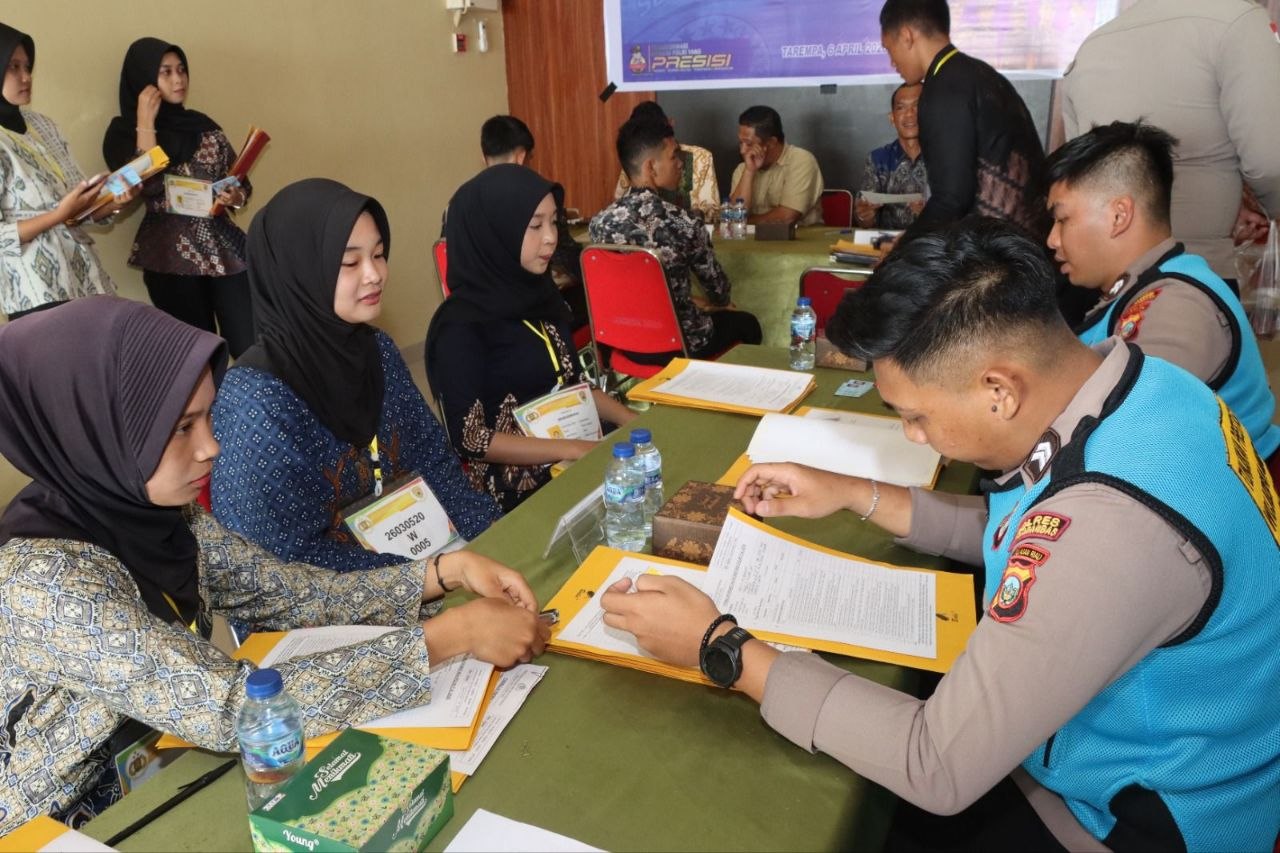 Suasana pemeriksaan administrasi (Rikmin) awal calon siswa Bintara Polri di Polres Kepulauan Anambas 2026.